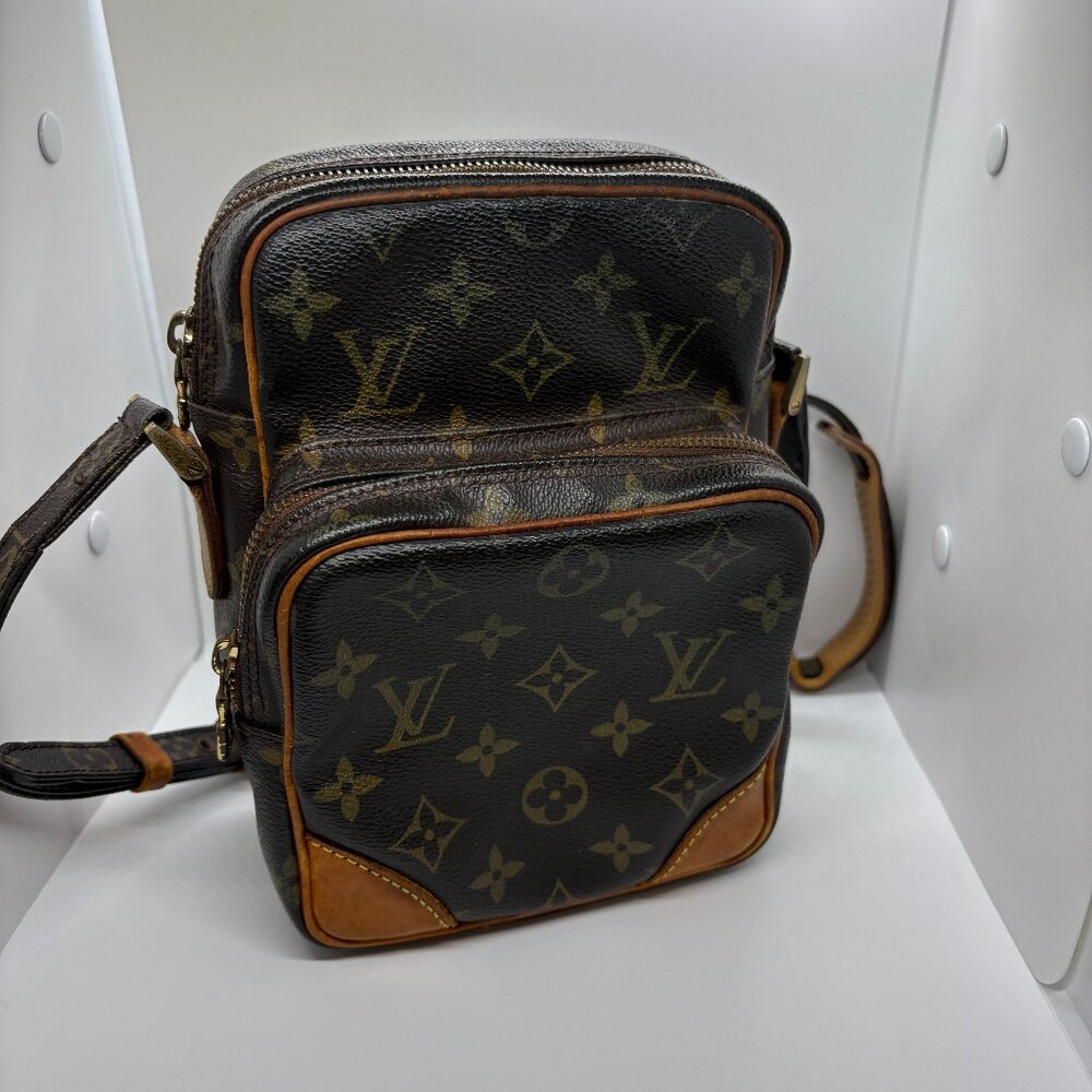 LV AMAZONE CROSSBODY CAMERA BAG